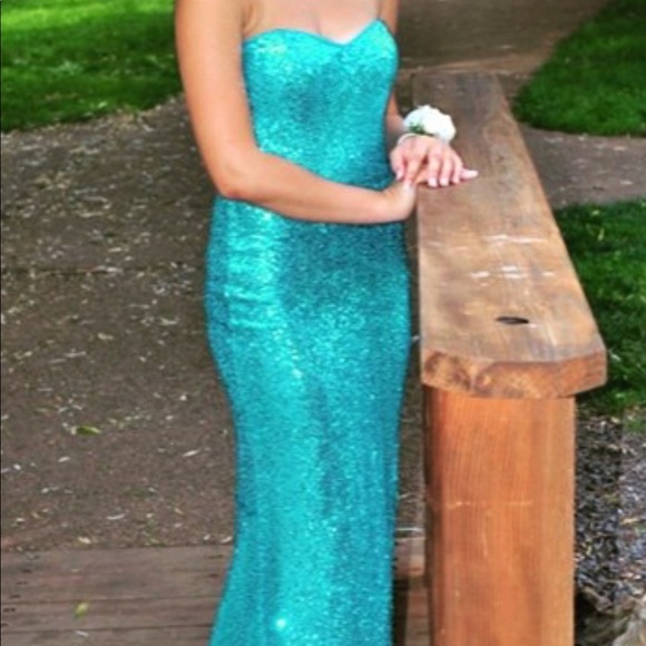 Prom dress - Picture 2 of 3